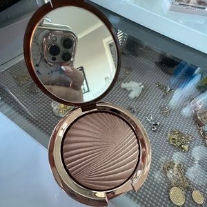 Estée Lauder Bronze Goddess Highlighting Powder Gelée in modern mercury
